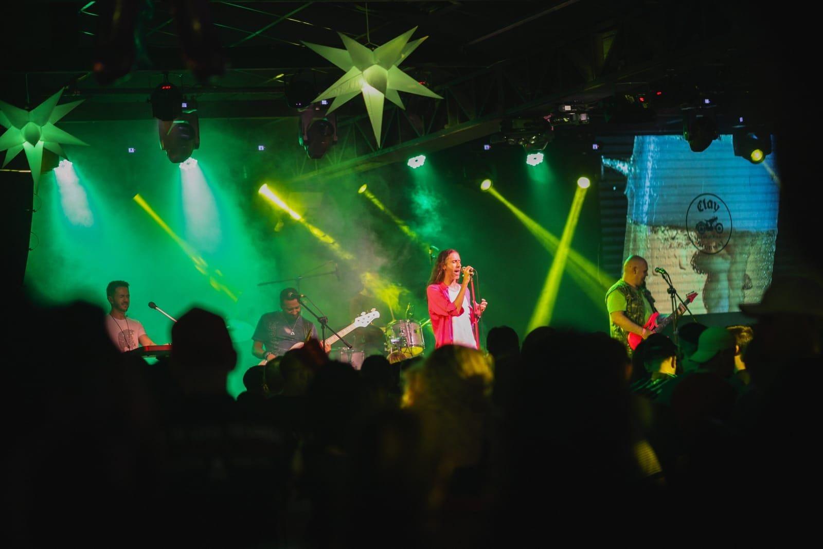Público lotado e vocalista em show de rock ao vivo no Clay Highway Bar, Curitiba
