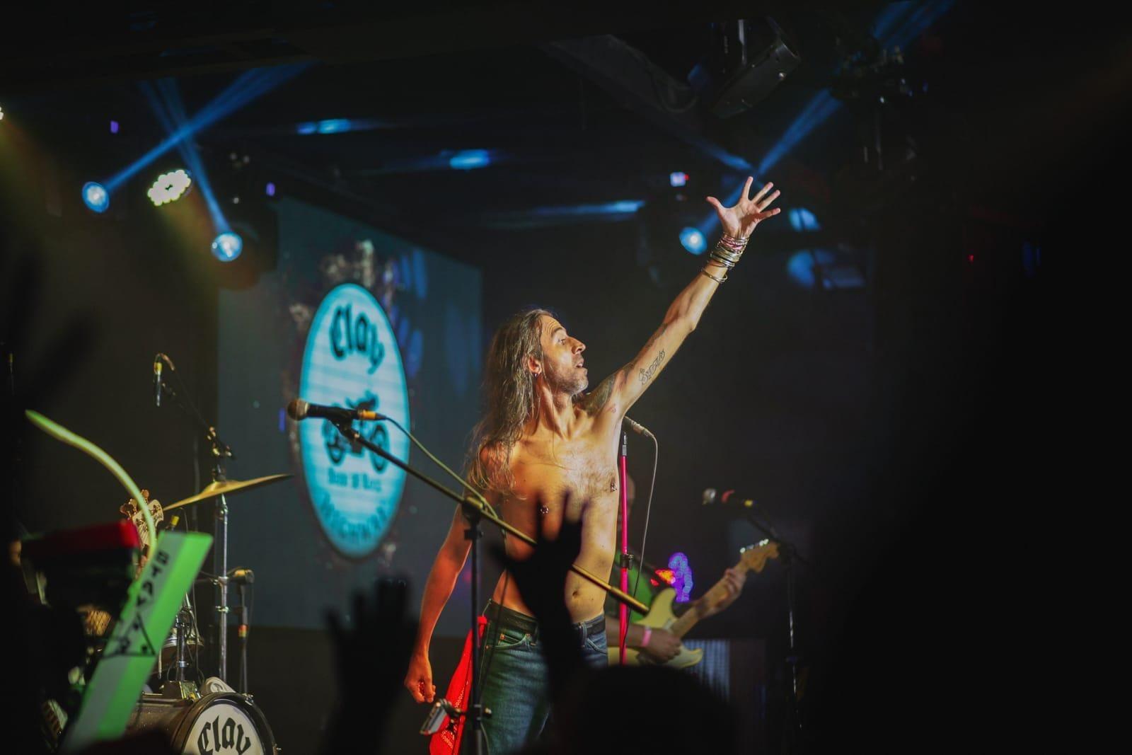 Vocalista de rock e plateia lotada em show no Clay Highway Bar, Curitiba