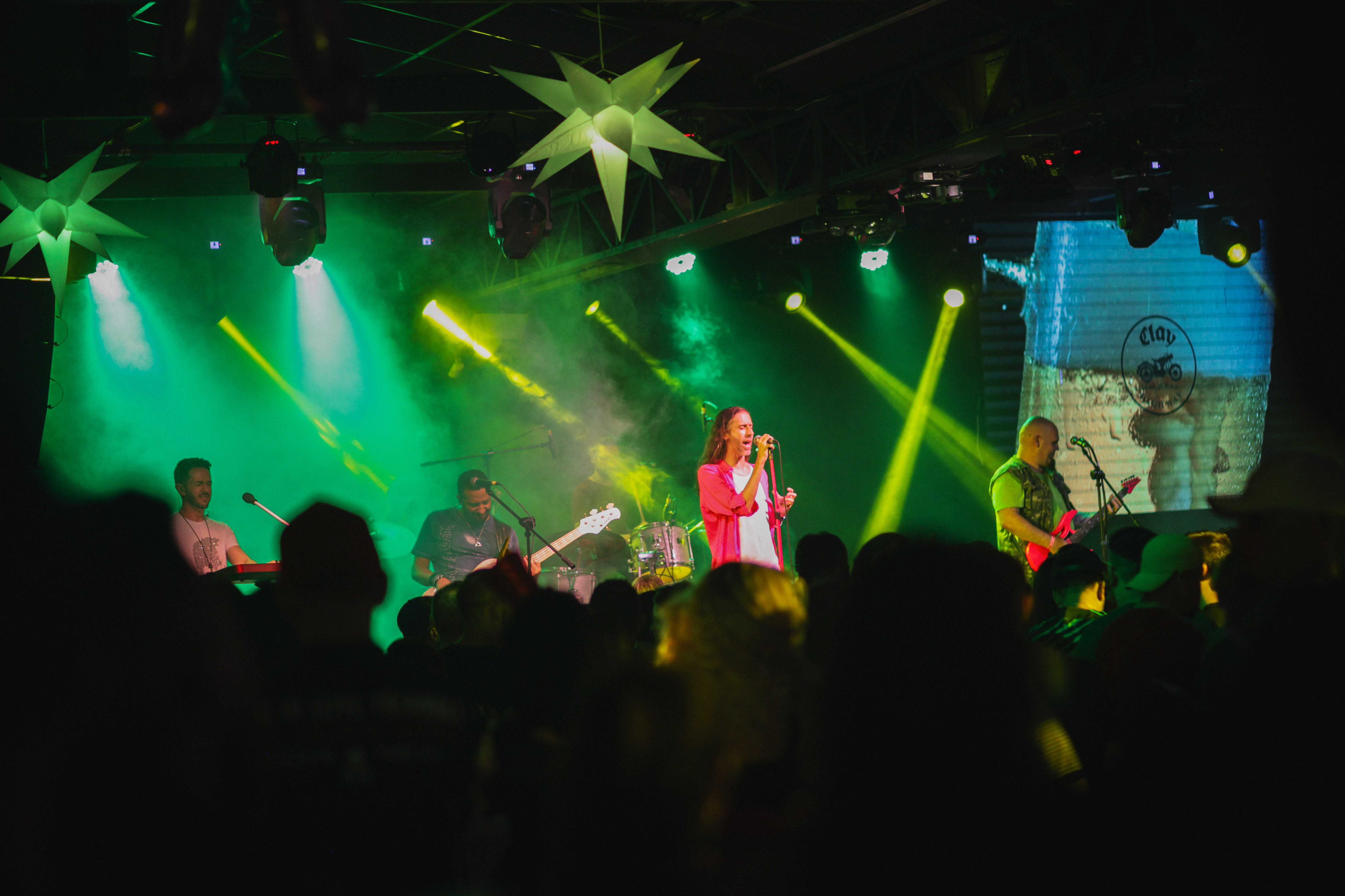Público lotado e vocalista em show de rock ao vivo no Clay Highway Bar, Curitiba