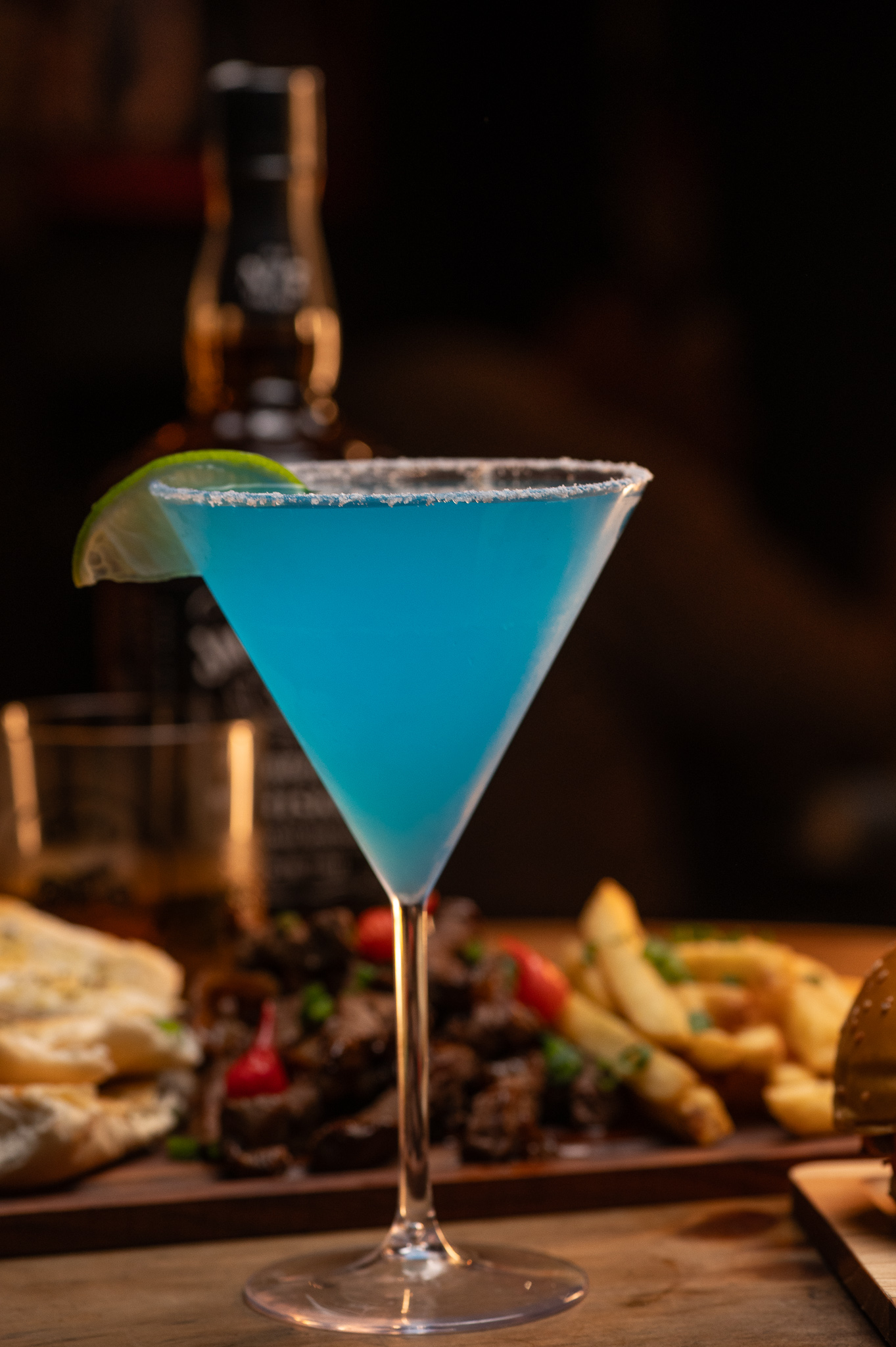 Drink azul (Blue Lagoon) com limão no Clay Highway Bar, Curitiba