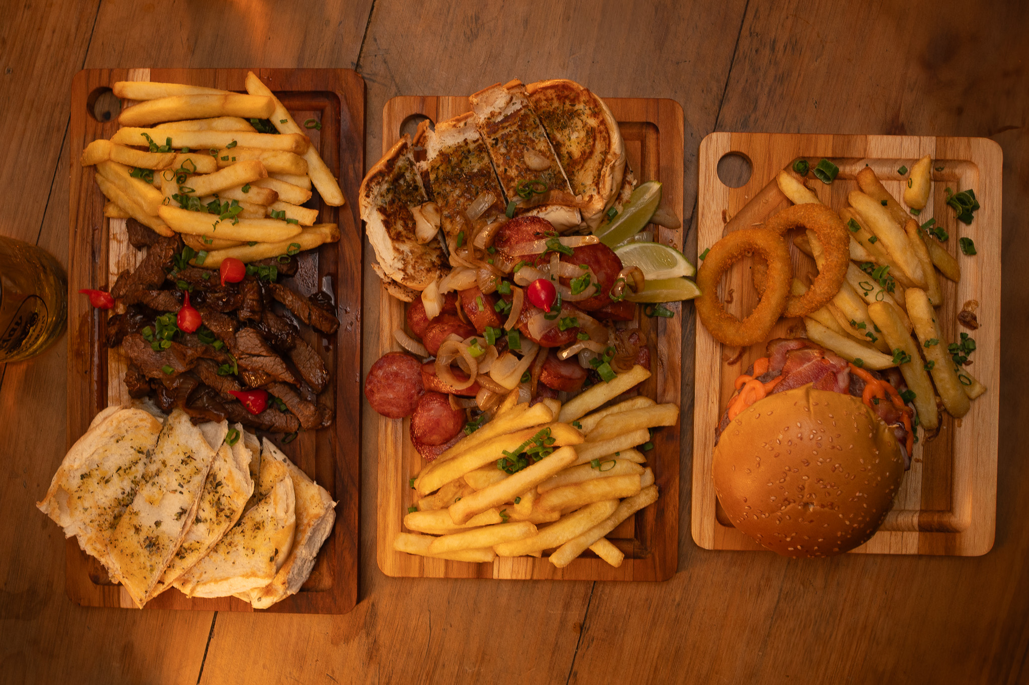Petiscos variados: batata frita, picanha, linguiça e hambúrguer no Clay Highway Bar
